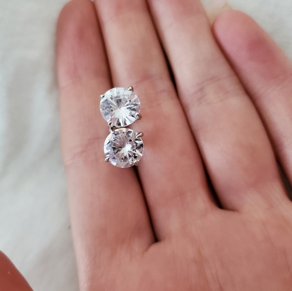 New Elegant Stud Earrings - Picture 8 of 9